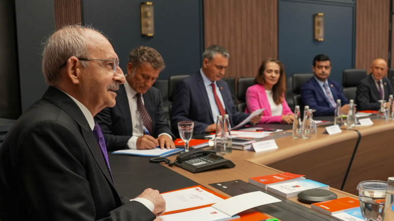 CHP'de Özgür Özel'e yakın dokuz vekile kesin ihraç istemi