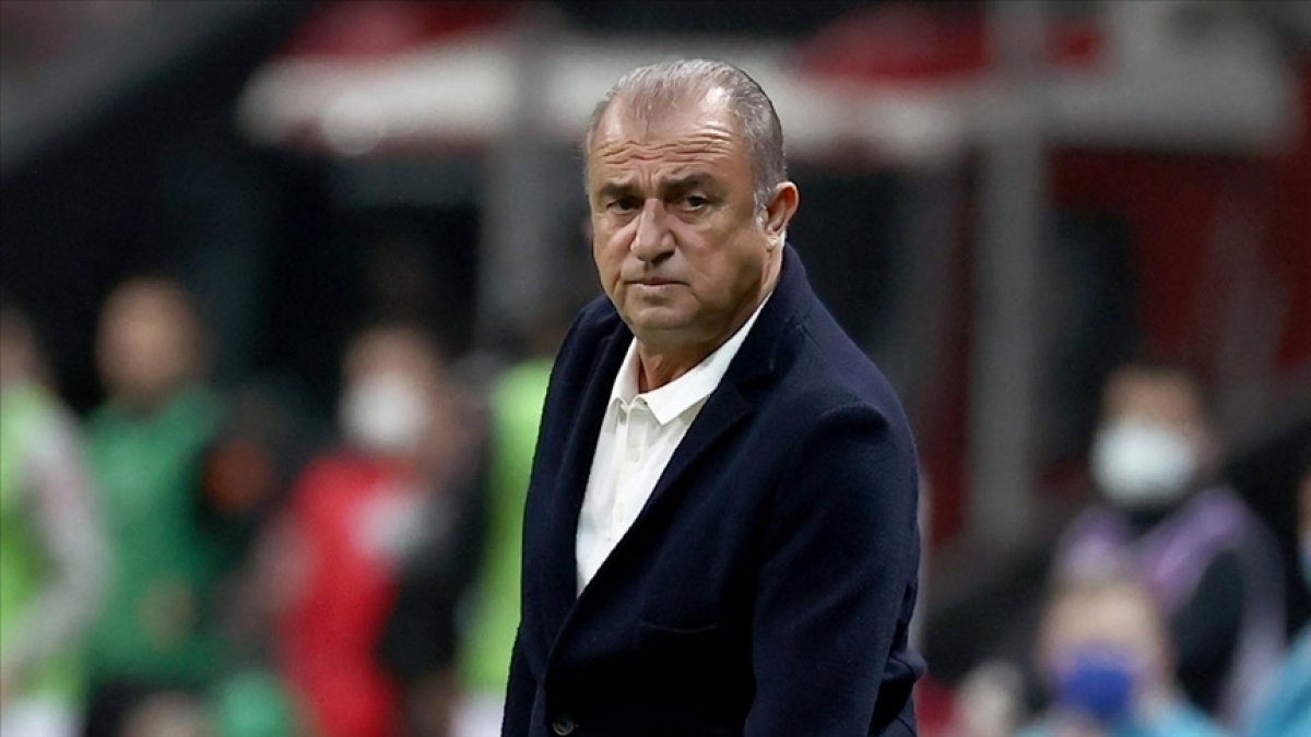 Cenaze töreninde talihsiz kaza! Fatih Terim’in ayakkabısı koptu, Dursun Özbek’in bakışları dikkat çekti