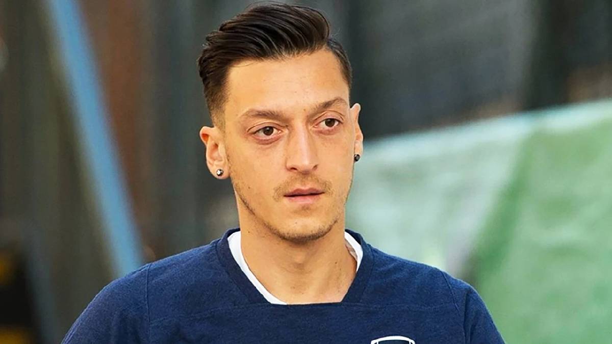Mesut Özil özel olarak tasarlattığı gözdesini satıyor! Değeri 2 milyon 750.000 TL