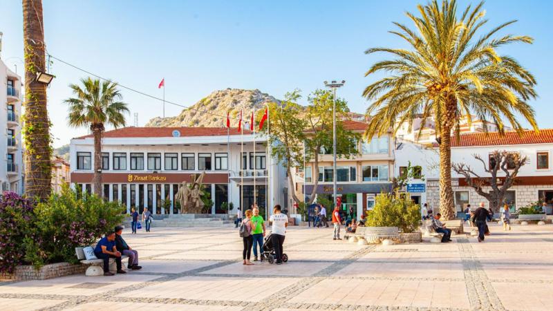 Esenyurt ve Çeşme belediyelerine operasyon