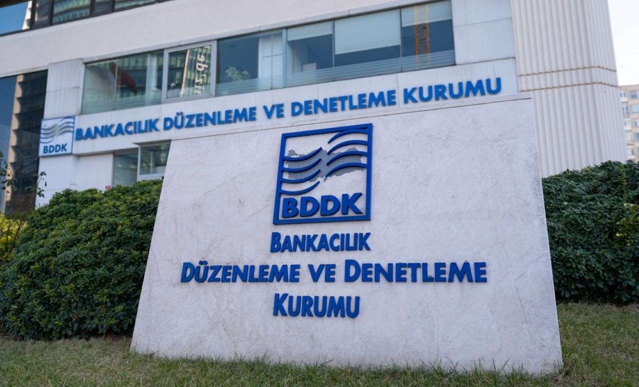 Bankacılık sektöründe toplam krediler yükseldi, mevduat geriledi