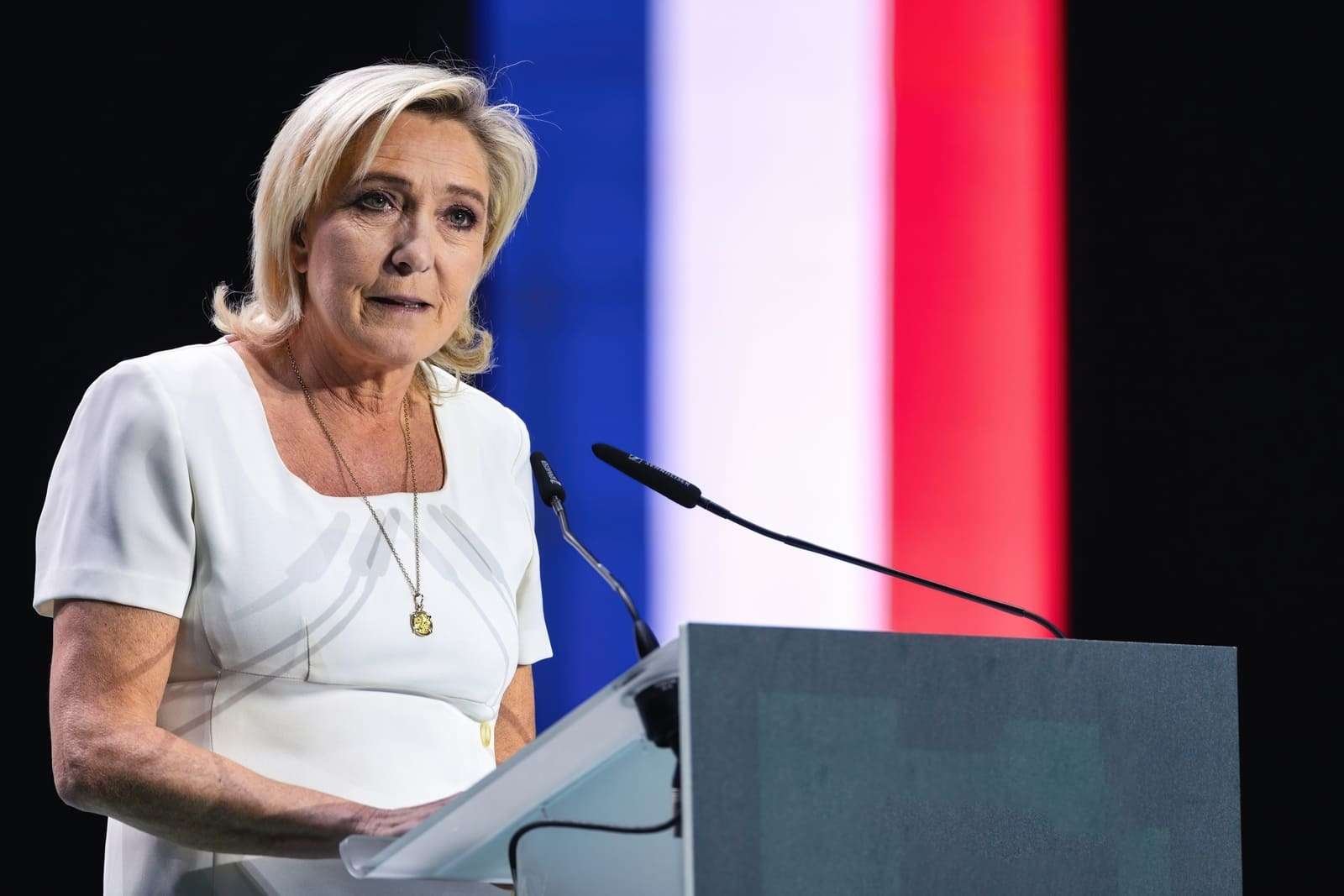 Fransa'da aşırı sağcı Le Pen'e destek yüzde 37'ye kadar yükseldi