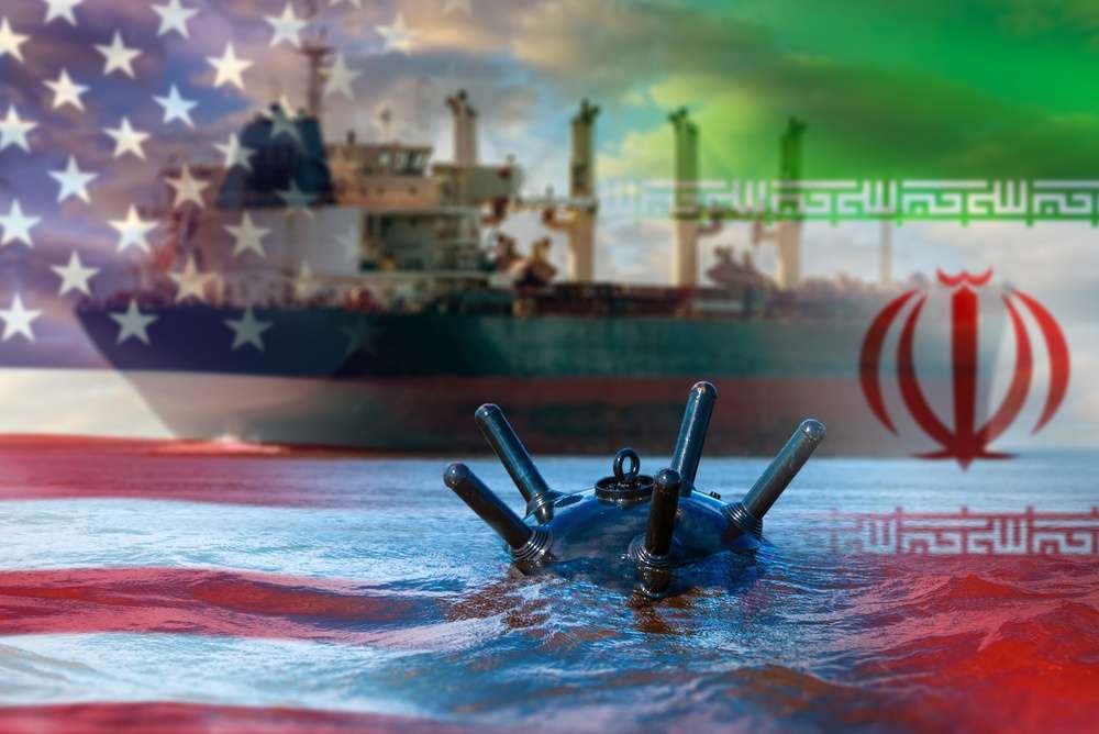 Konteyner taşıyan bir gemi Hürmüz Boğazı'nın güneyinde mayına çarparak battı