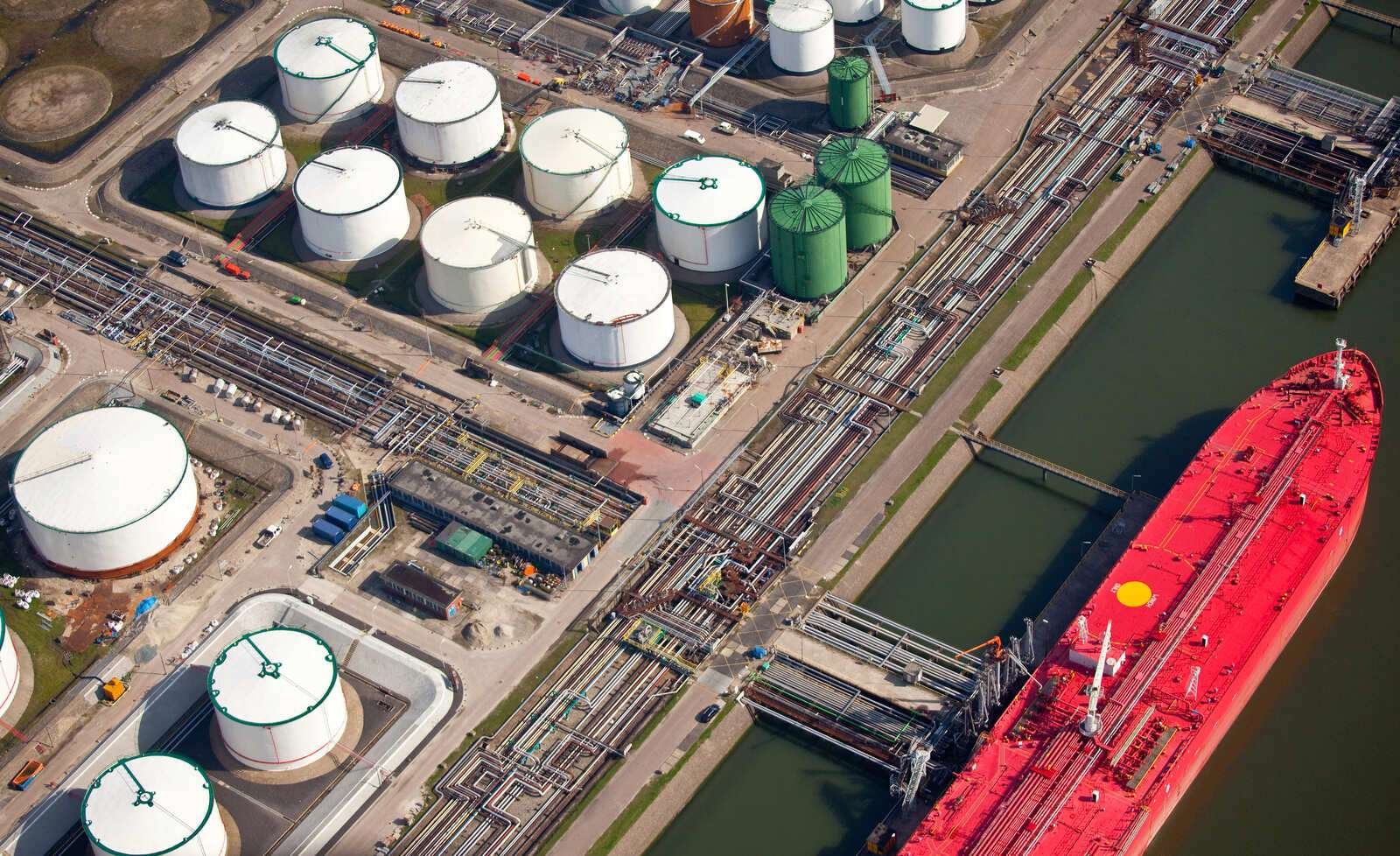 ABD'de ham petrol stokları beklentilerin aksine azaldı