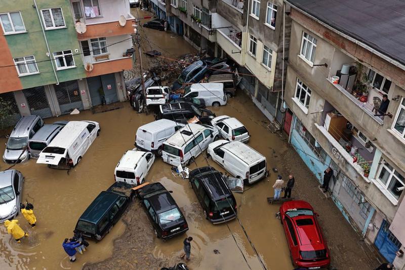 İstanbul'da '84 yılın' en ağır yağışı: Can kaybı üçe yükseldi