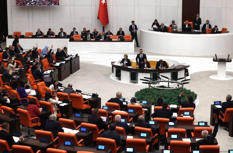 15 yaş altına sosyal medya yasağı getirildi, doğum izni uzatıldı