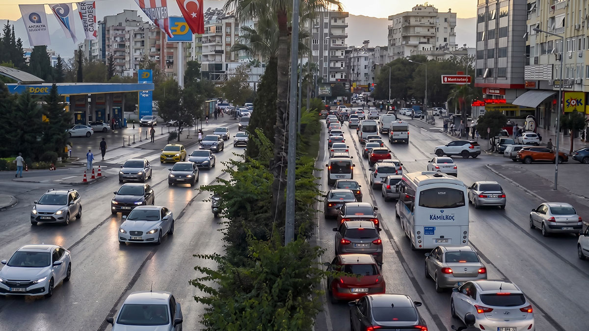 Trafik neden tıkanır ve nasıl çözülür? Trafik sıkışıklığı neden olur? Sürekli şerit değiştirenler akışı felç ediyor