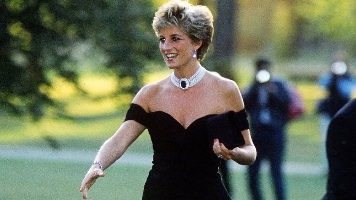 Charles'ın itirafının ardından giymişti: Prenses Diana'nın "intikam elbisesi" satışta