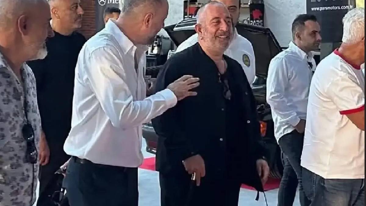Cem Yılmaz'ın bastonlu görüntüsü gündem oldu: Esprili yanıt gecikmedi