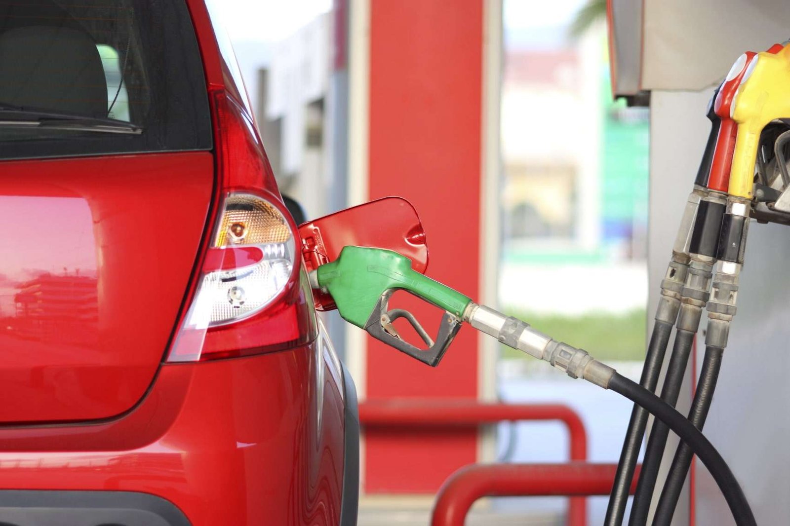 Motorine zam geldi: Litre fiyatı 100 TL sınırına dayandı