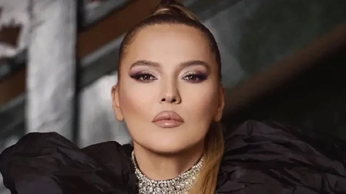 Sahnede yaşanan olayın ardından Demet Akalın'dan olay gönderme: "Hadi kolaysa buradan indirsinler!"