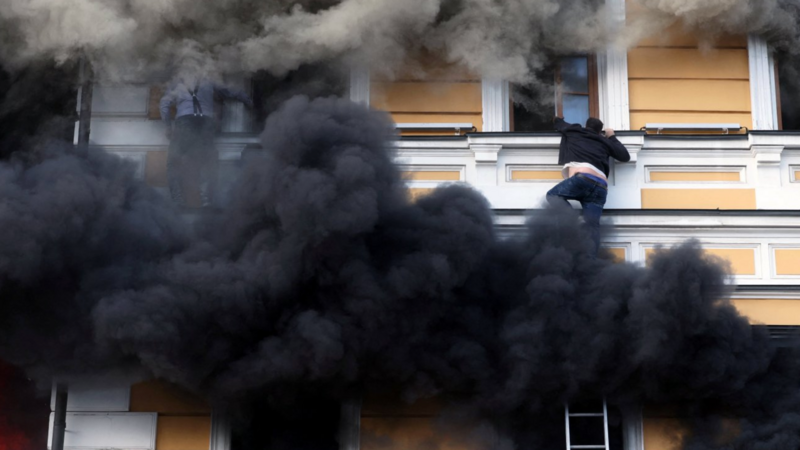 Kiev'deki tarihi Ulusal Bilimler Akademisi binasına saldırı